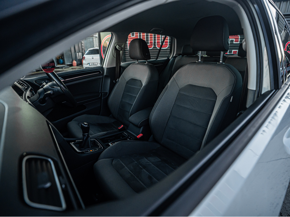 2017 Volkswagen Golf 172 Golf 1.0tsi HIGHLINE/FSH/High spec/1yr warrant €16,888