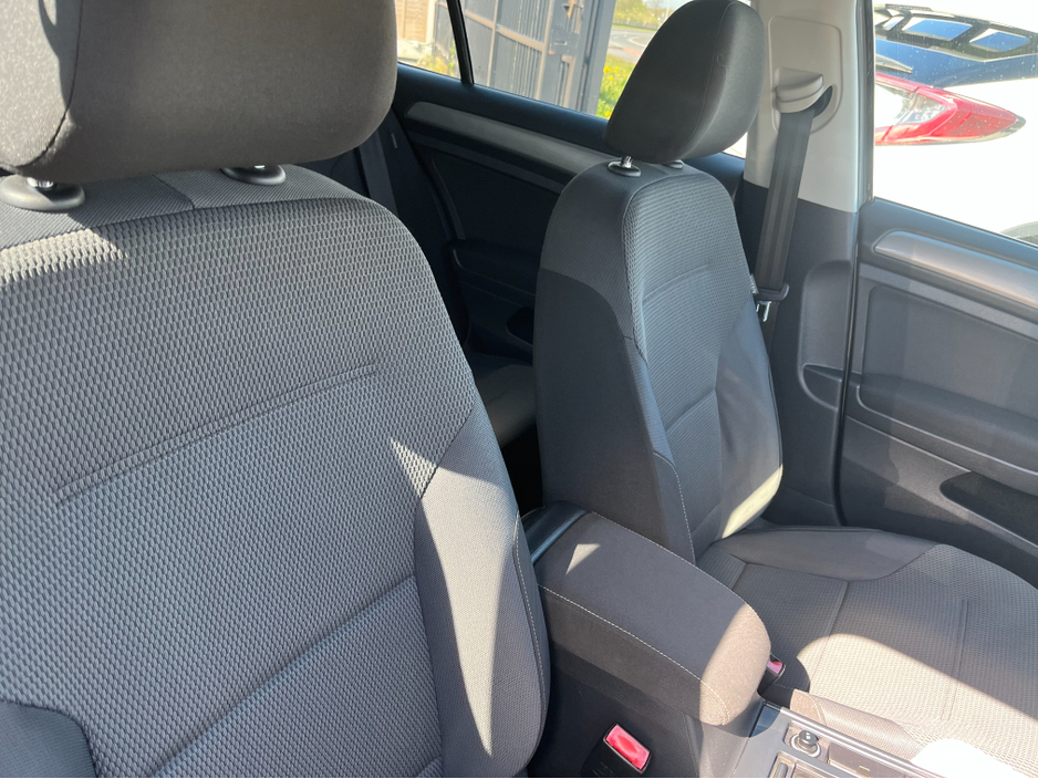 2015 Volkswagen Golf - image 10