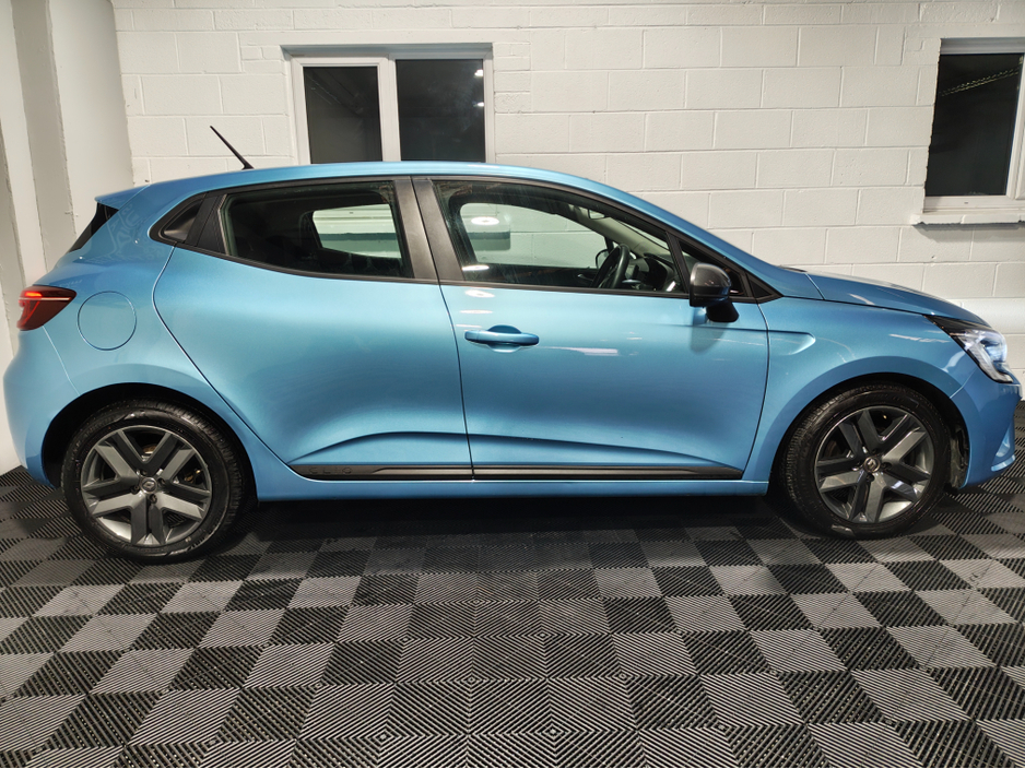 2022 Renault Clio - image 13