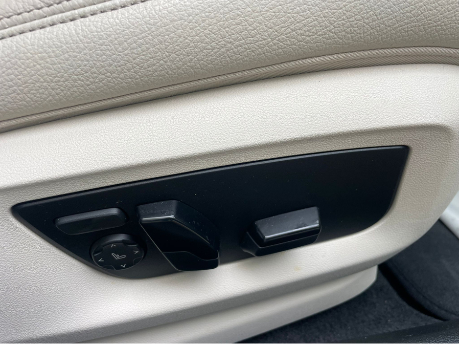 2021 BMW 5 Series - image 12