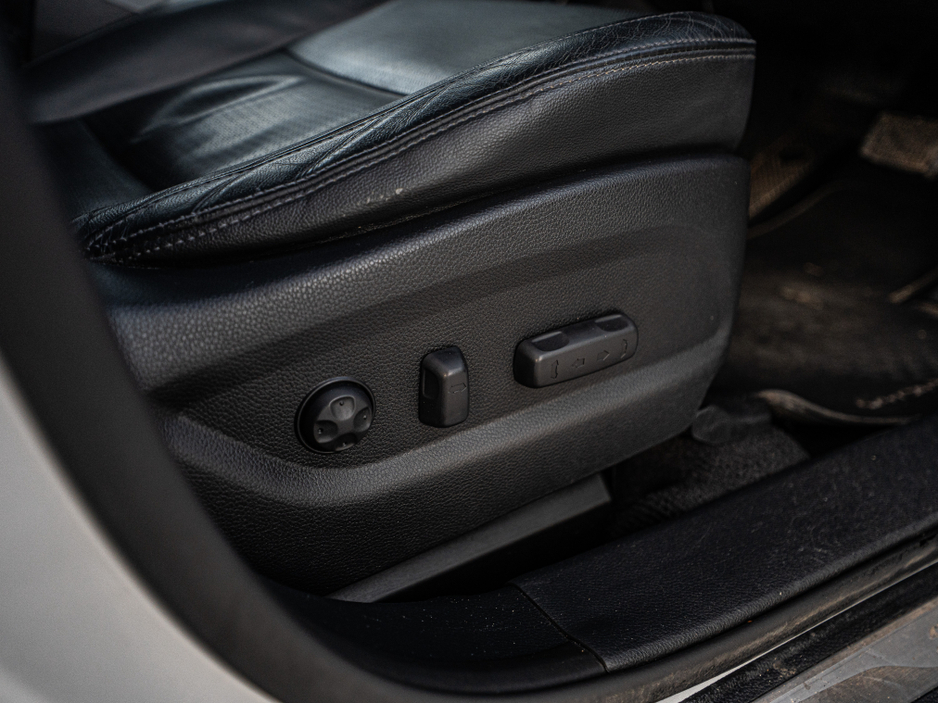 2014 Hyundai Santa Fe - image 17