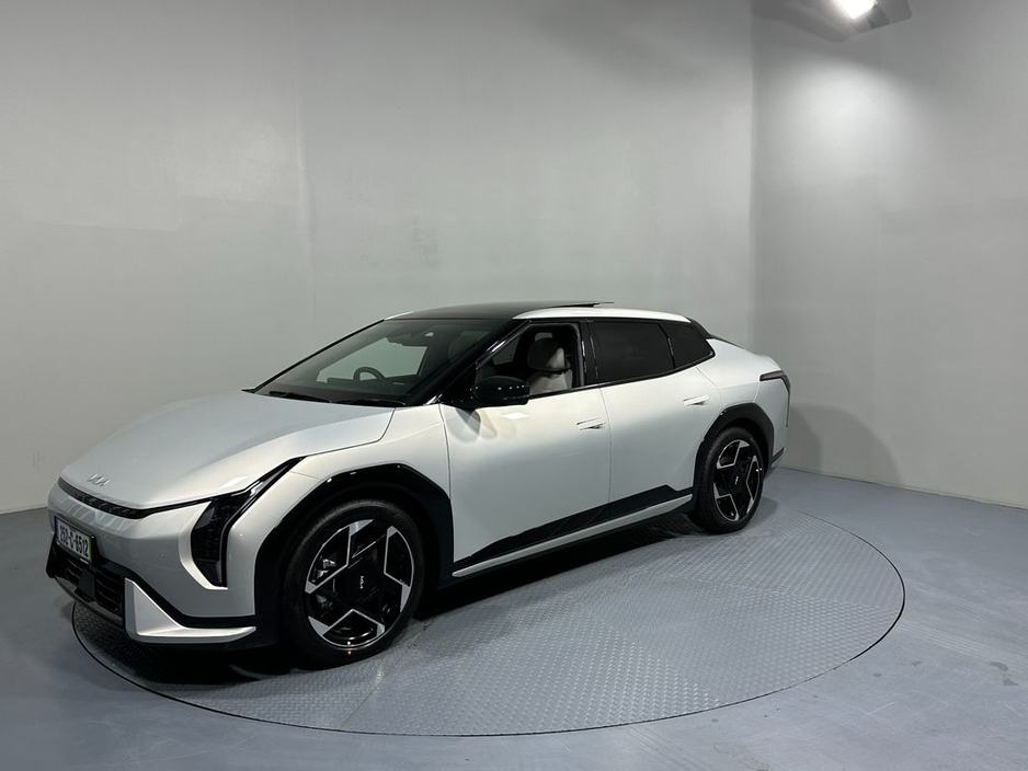 2025 Kia EV4 - image 3