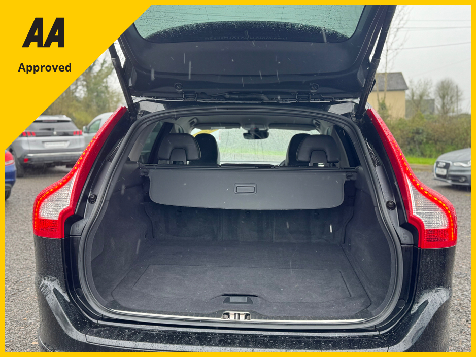 2017 Volvo XC60 - image 6