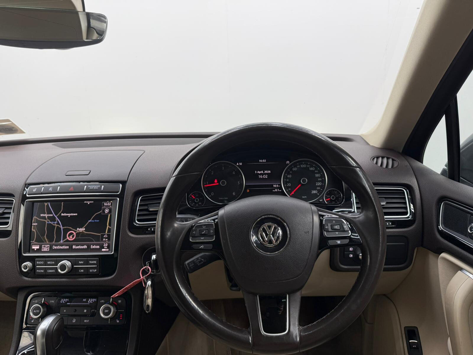 2017 Volkswagen Touareg - image 11