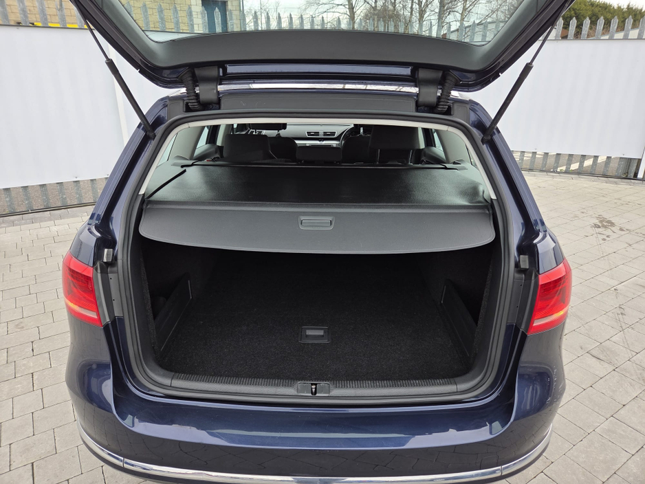 2011 Volkswagen Passat - image 10