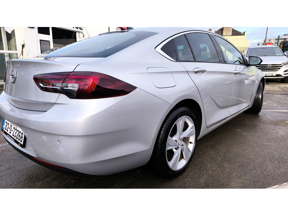 2021 Opel Insignia - image 6