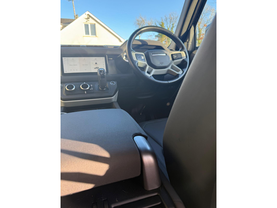 2022 Land Rover Defender - image 6