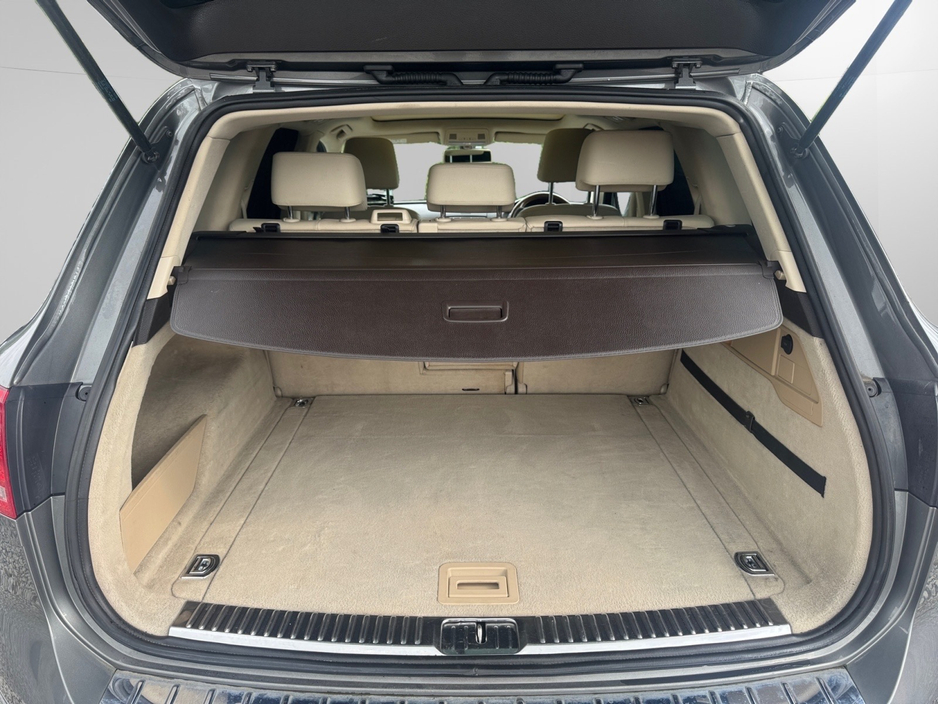 2016 Volkswagen Touareg - image 16