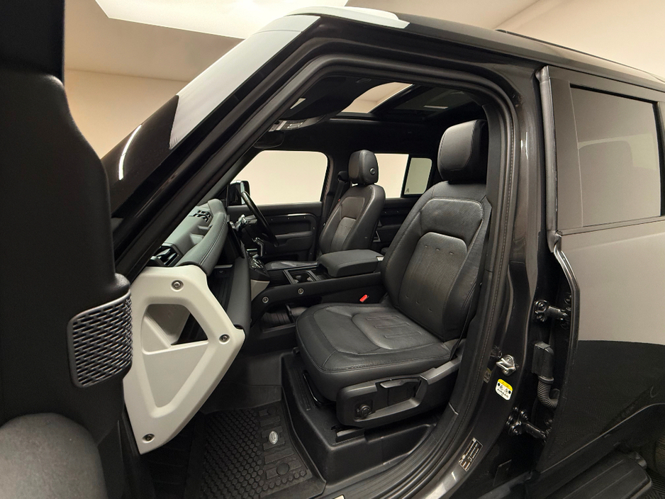 2022 Land Rover Defender - image 13