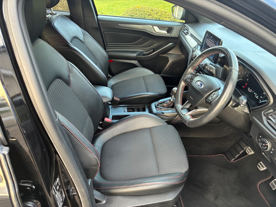 2019 Ford Focus - image 9