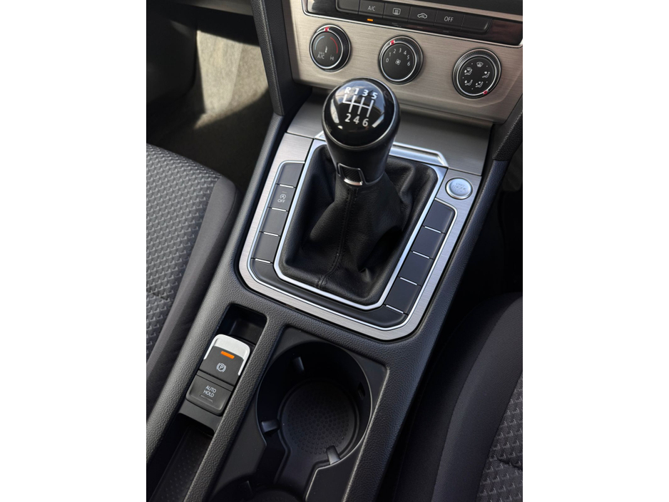 2016 Volkswagen Passat - image 21