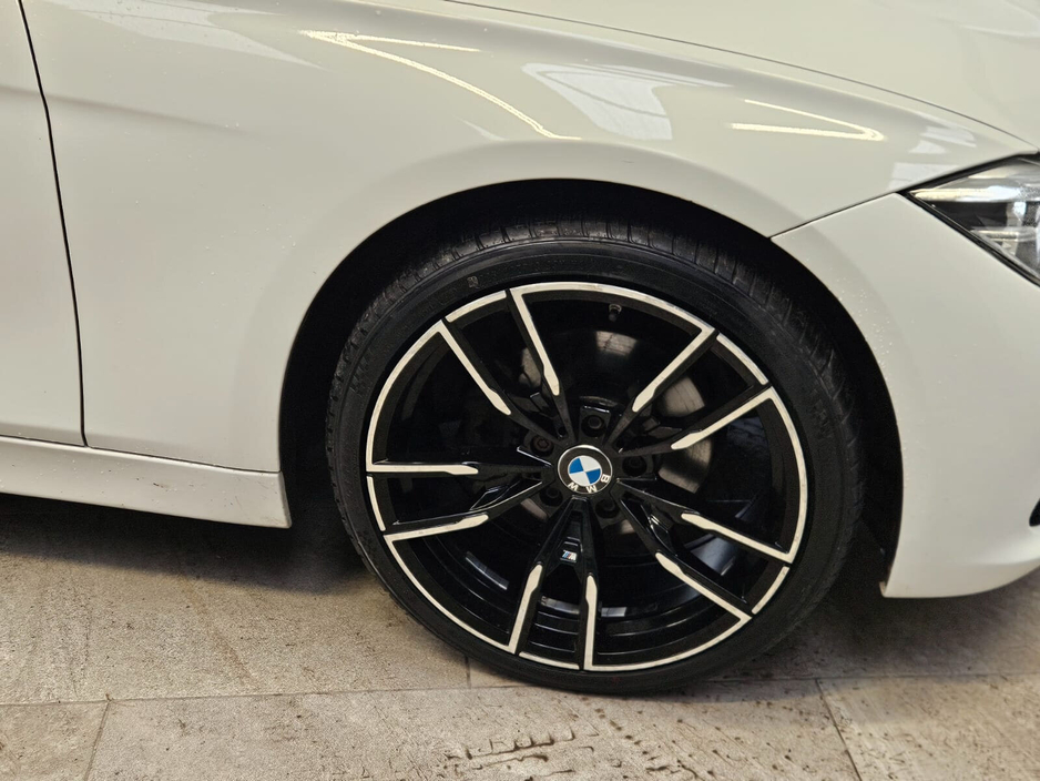 2018 BMW 3 Series - image 5