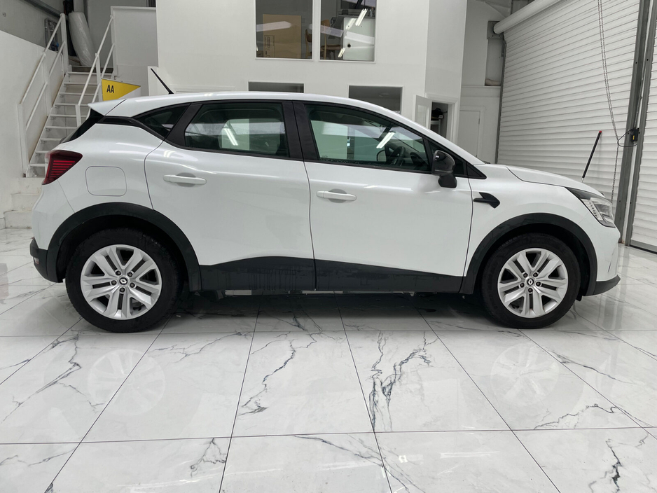 2022 Renault Captur - image 2