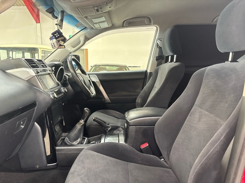 2016 Toyota Landcruiser - image 6