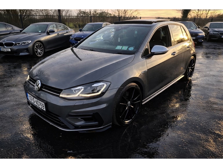 2017 Volkswagen Golf - image 2