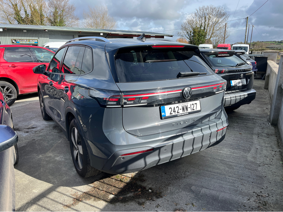 2024 Volkswagen Tiguan - image 9