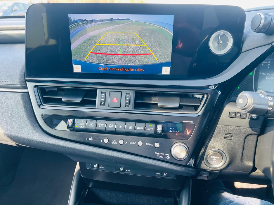 2023 Lexus ES 300 H - image 20