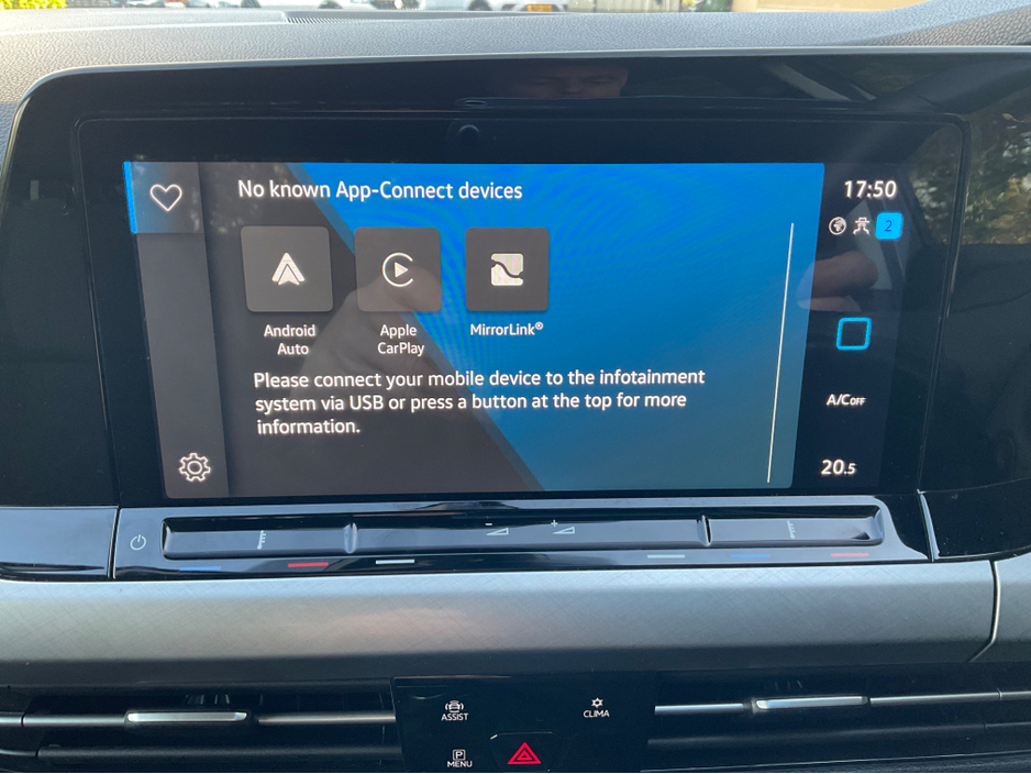 2022 Volkswagen Golf - image 23