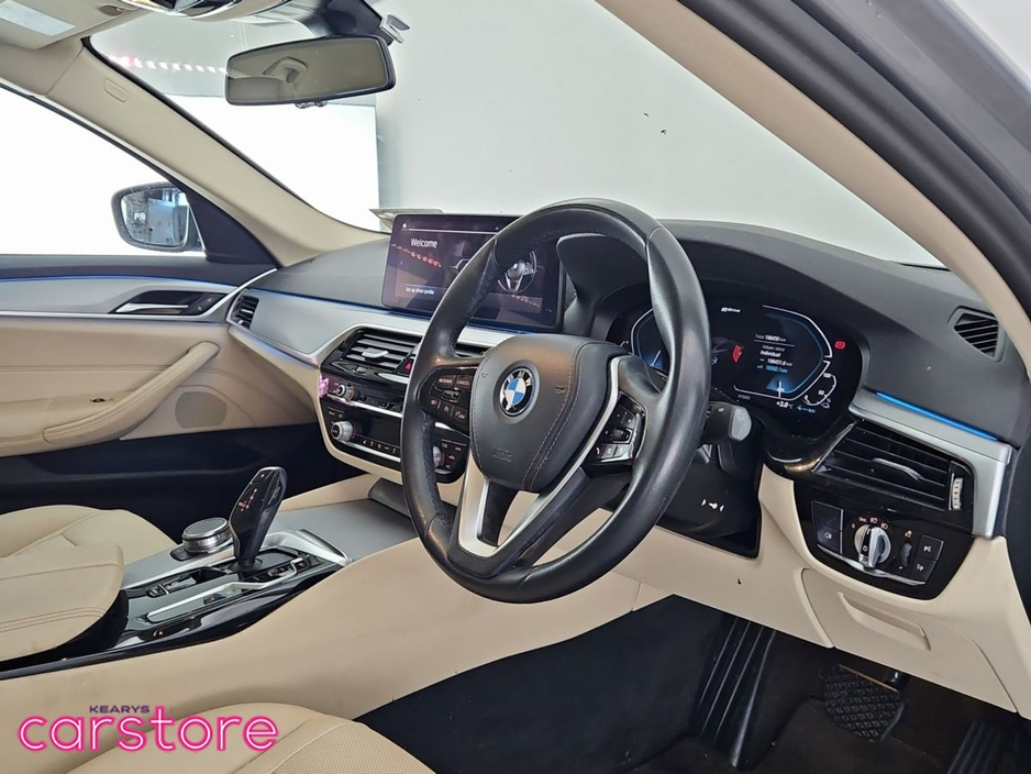 2023 BMW 5 Series - image 9