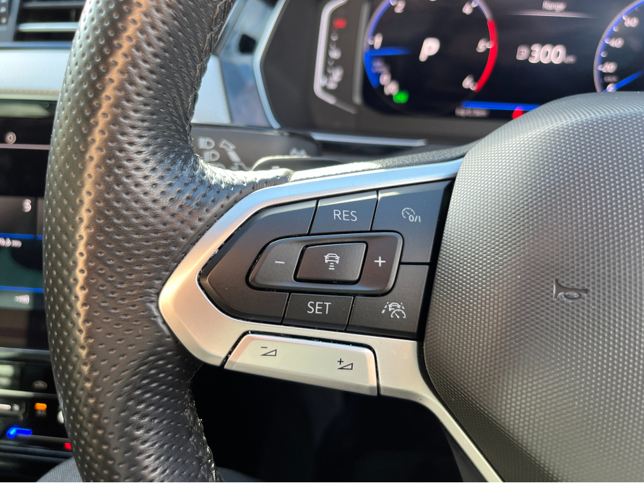 2021 Volkswagen Passat - image 24