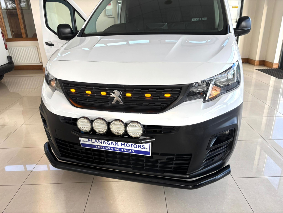 2020 Peugeot Partner - image 5