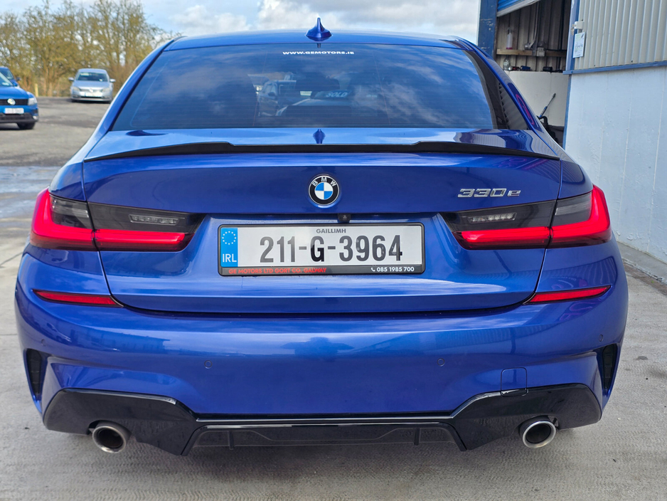 2021 BMW 3 Series - image 7