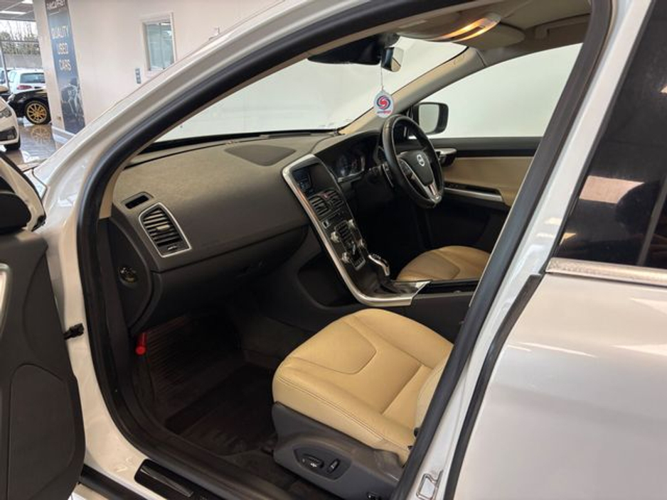 2015 Volvo XC60 D4 (181hp) FWD SE Lux Geartronic €11,995