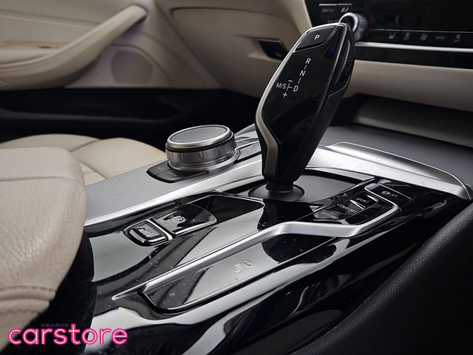 2021 BMW 5 Series - image 19