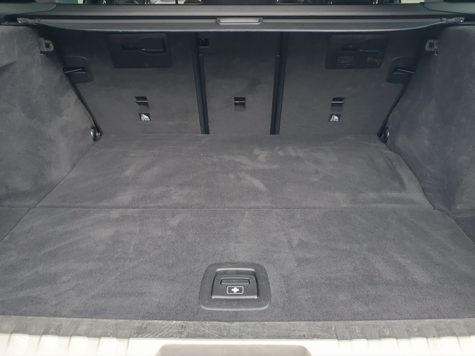 2025 BMW 3 Series - image 13