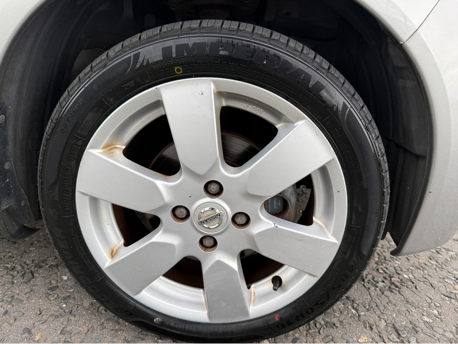 2010 Nissan Micra - image 9