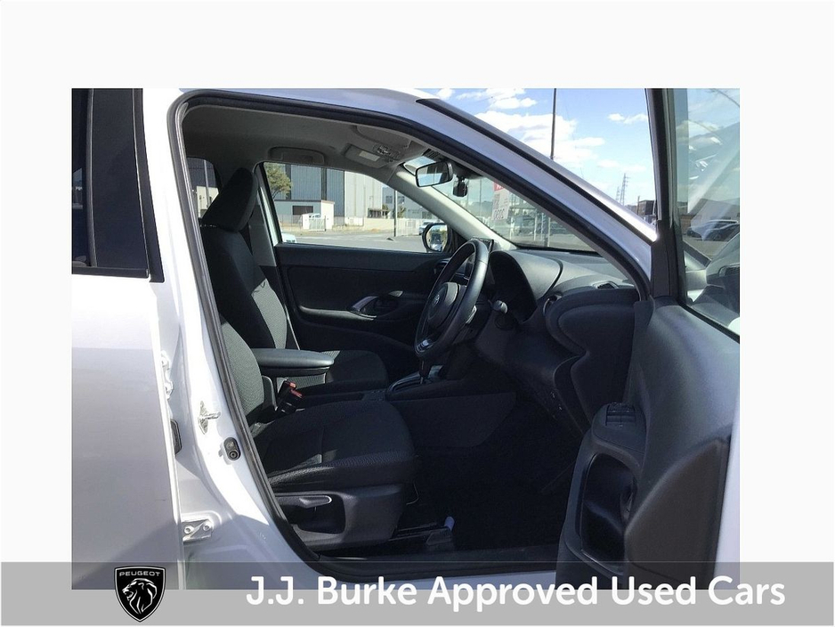 2024 Toyota Yaris - image 8