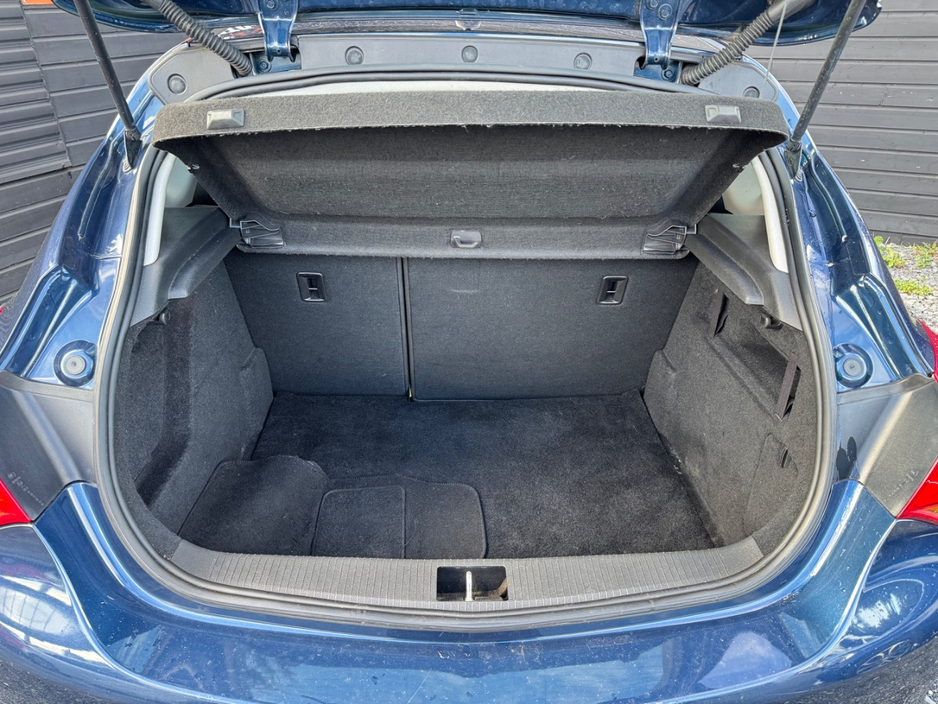 2012 Opel Astra - image 19