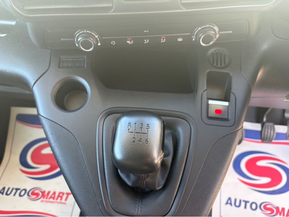 2023 Vauxhall Combo - image 15