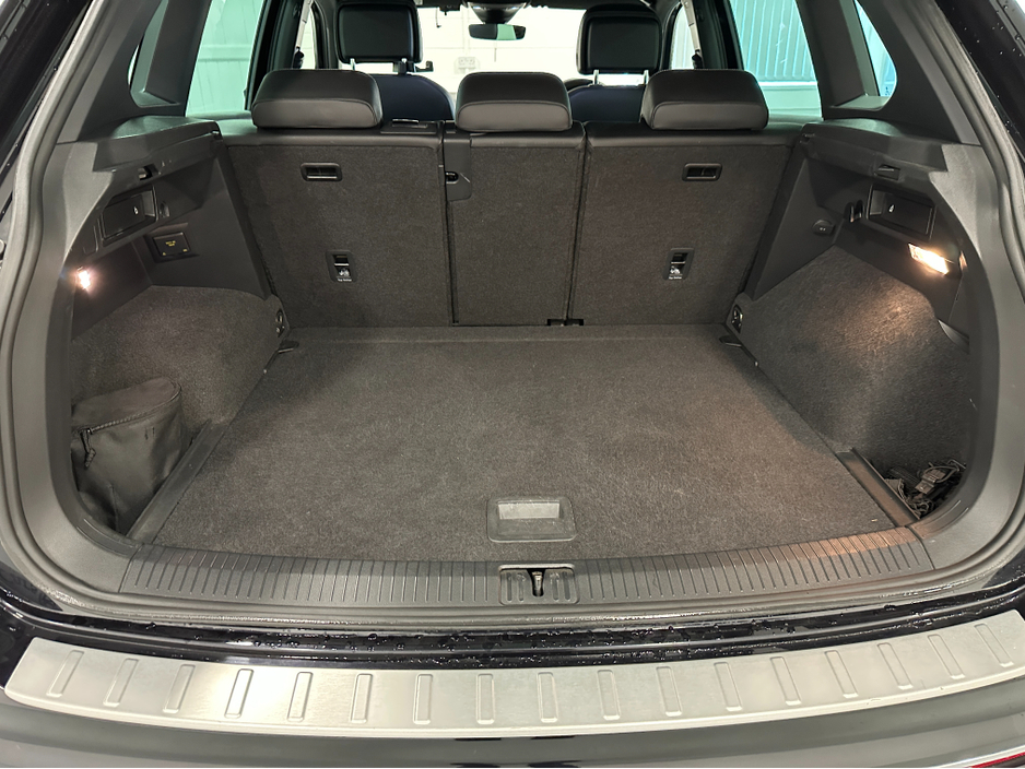 2019 Volkswagen Tiguan (191) TIGUAN 2.0TDI R LINE (LEATHER) DSG 4 MOTION LOW KMS VW/AUDI SPECIALISTS WWW.DENISDARCYCARS.IE €31,950