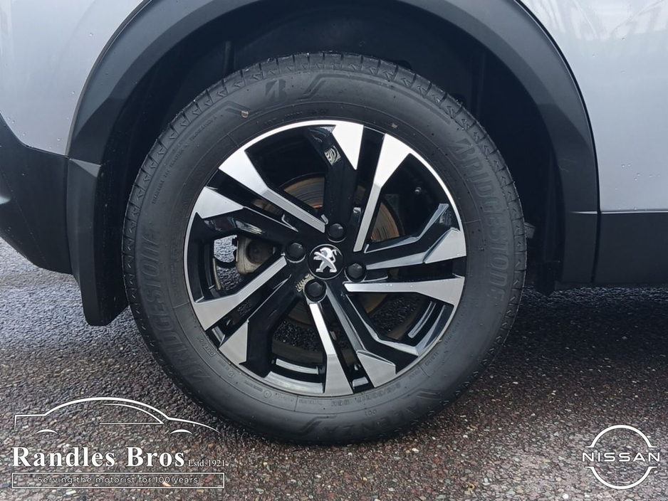 2022 Peugeot 2008 - image 9