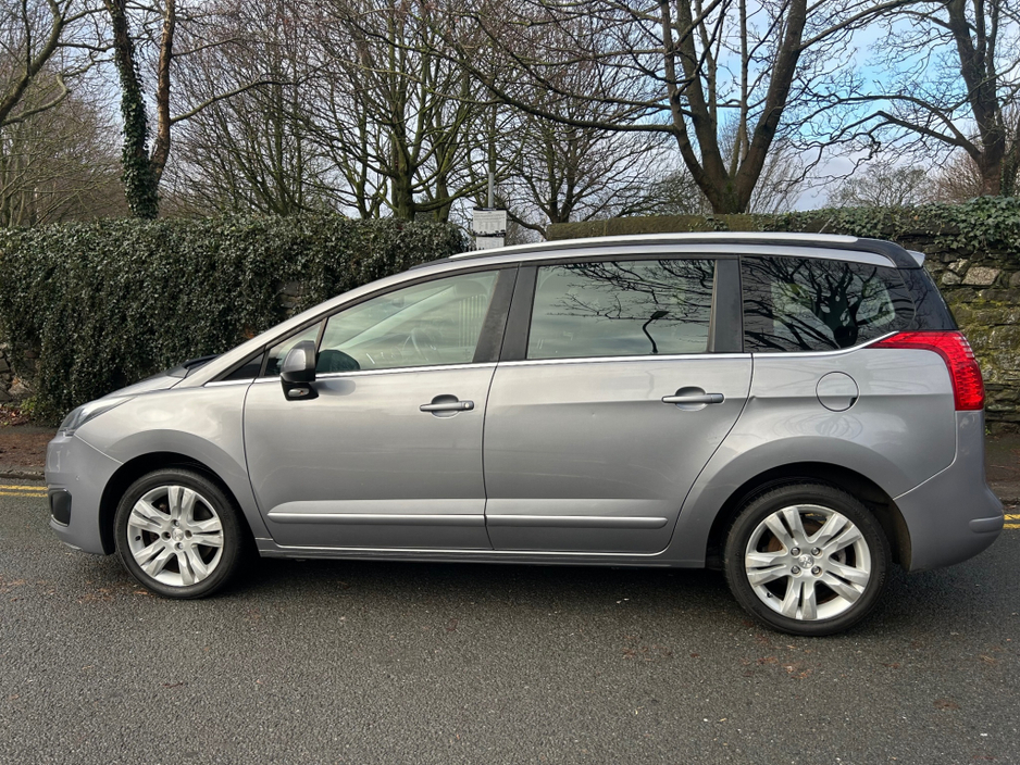 2017 Peugeot 5008 ACTIVE PETROL PANORAMIC GLASS ROOF €11,995