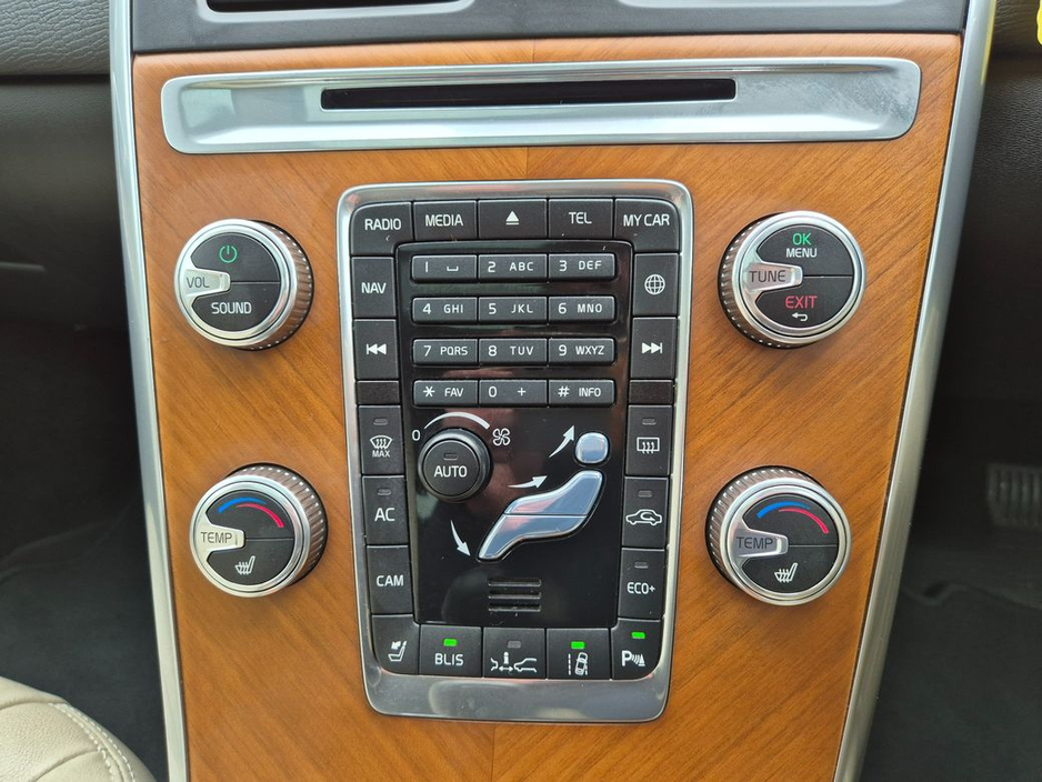 2017 Volvo XC60 - image 25