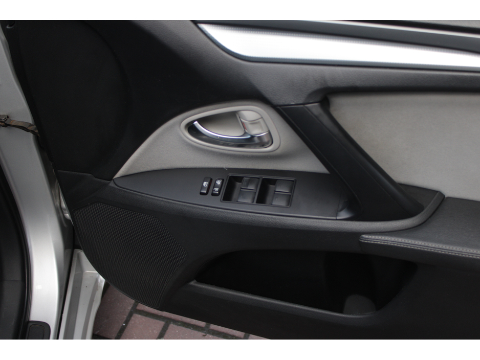 2015 Toyota Avensis - image 10