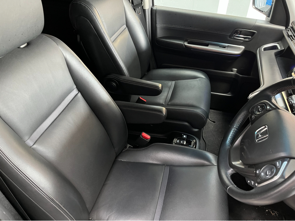 2022 Honda Stepwagon - image 8