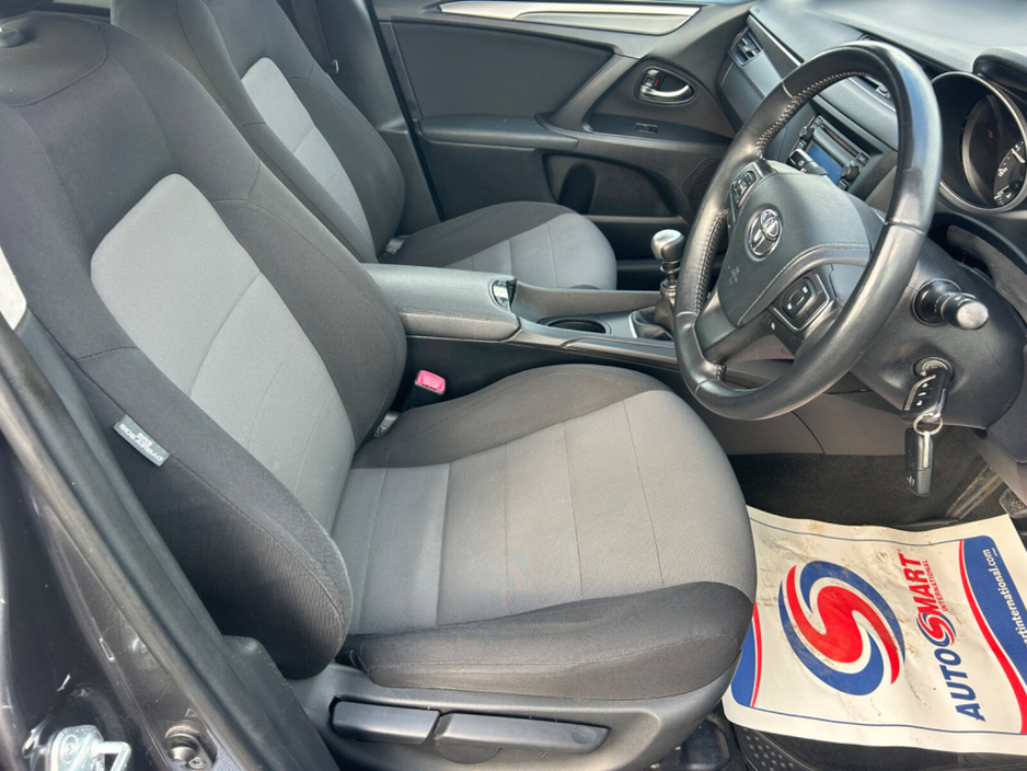 2016 Toyota Avensis - image 6