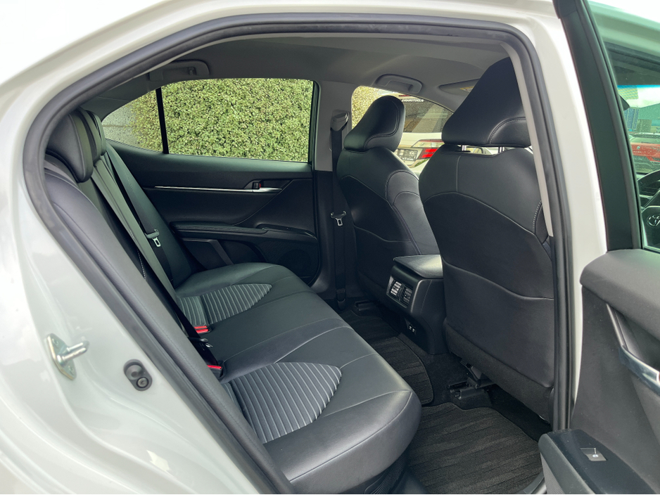 2019 Toyota Camry - image 9