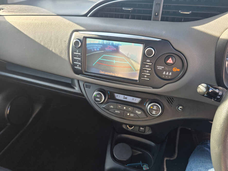 2017 Toyota Yaris - image 11