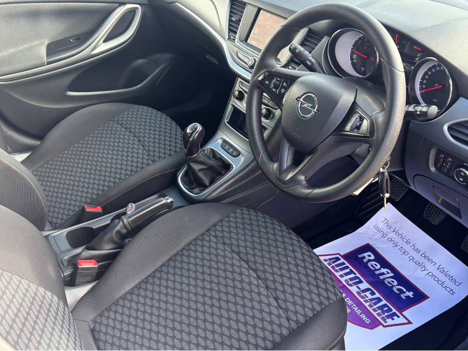 2021 Opel Astra - image 2