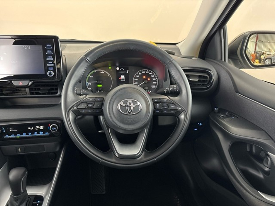 2024 Toyota Yaris - image 9