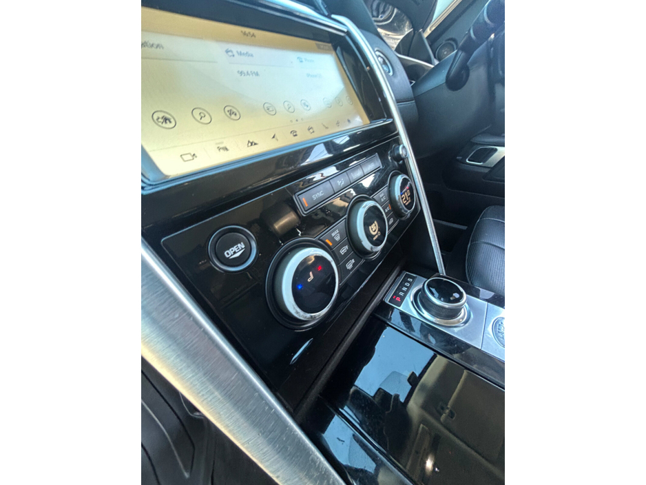 2018 Land Rover Discovery - image 5