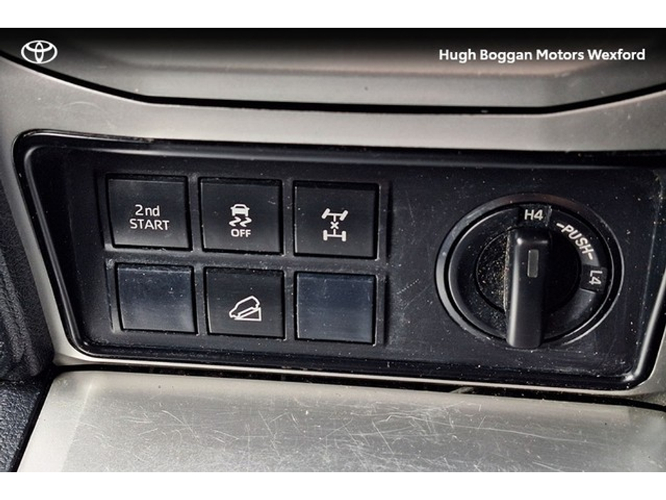 2019 Toyota Landcruiser - image 17