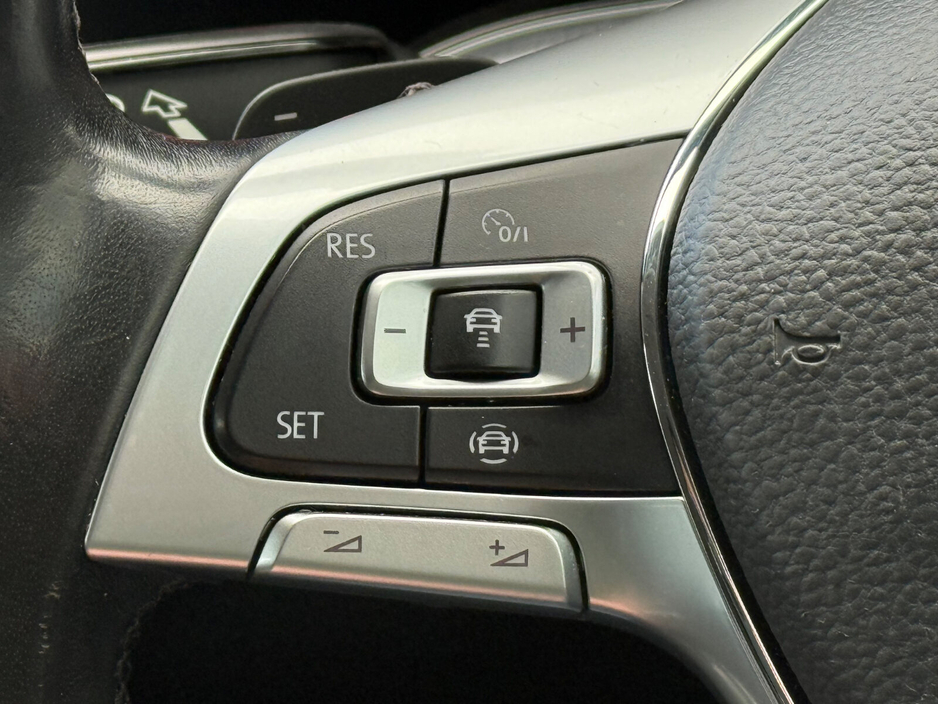 2019 Volkswagen Touareg - image 23