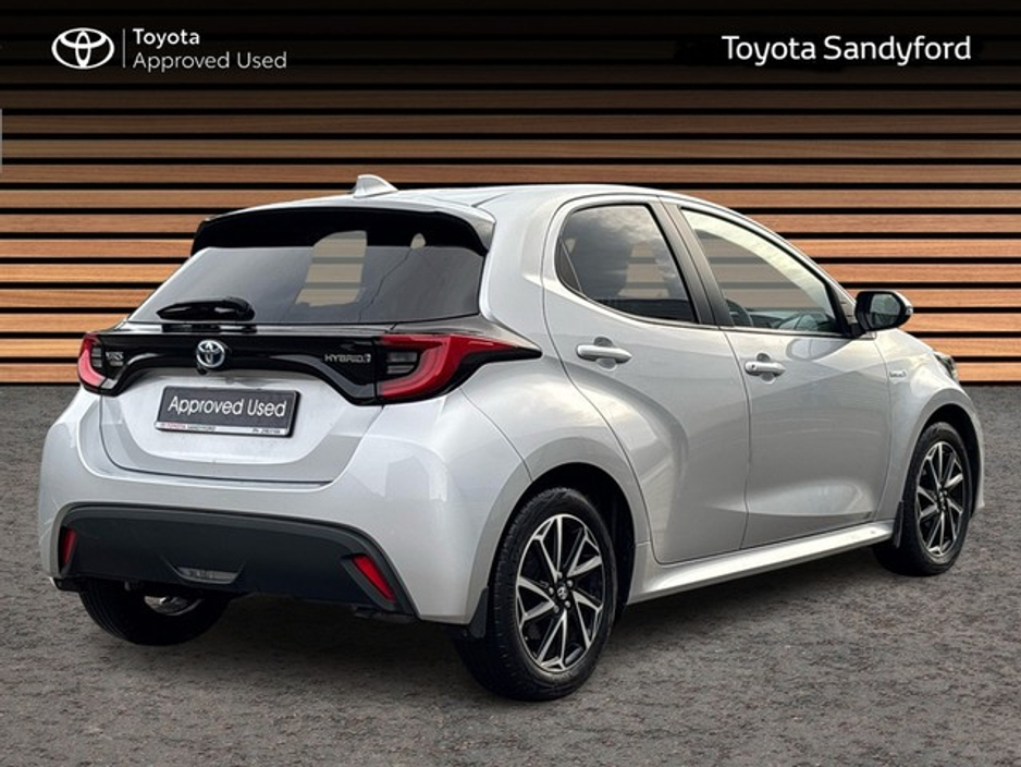 2021 Toyota Yaris - image 2