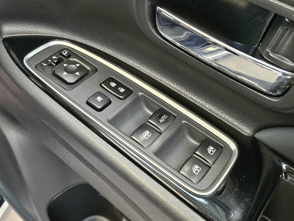 2018 Mitsubishi Outlander - image 11