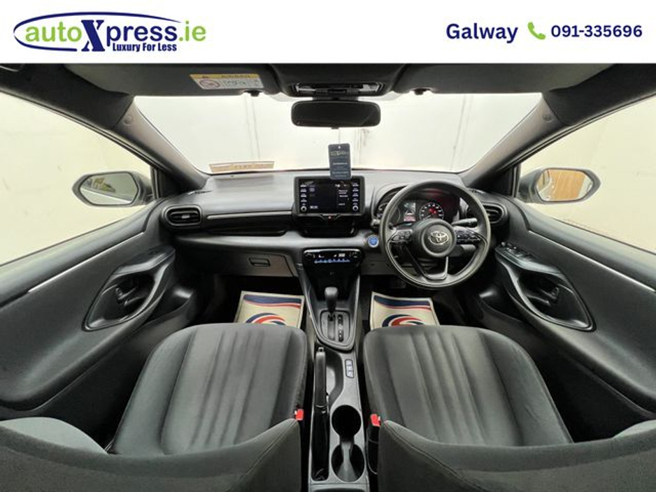 2021 Toyota Yaris - image 2